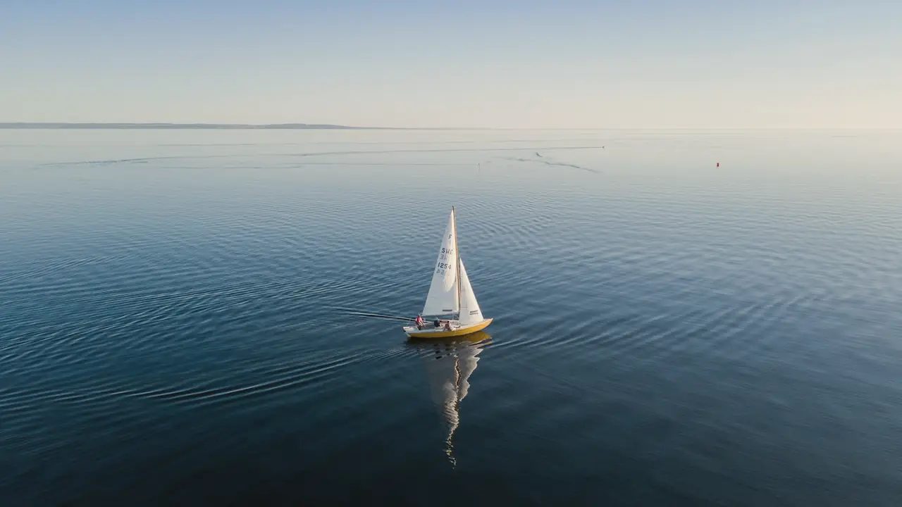 Zeilboot op een kalme zee
