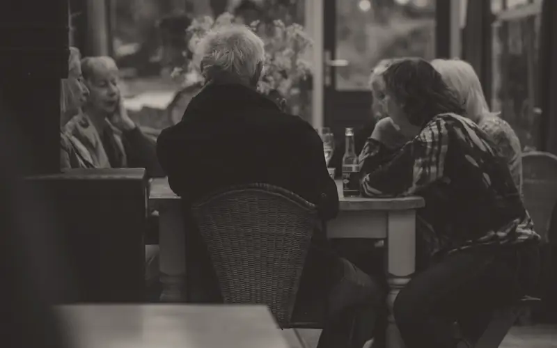 Mensen in gesprek aan tafel in een café