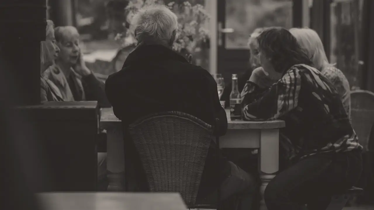 Mensen in gesprek aan tafel in een café