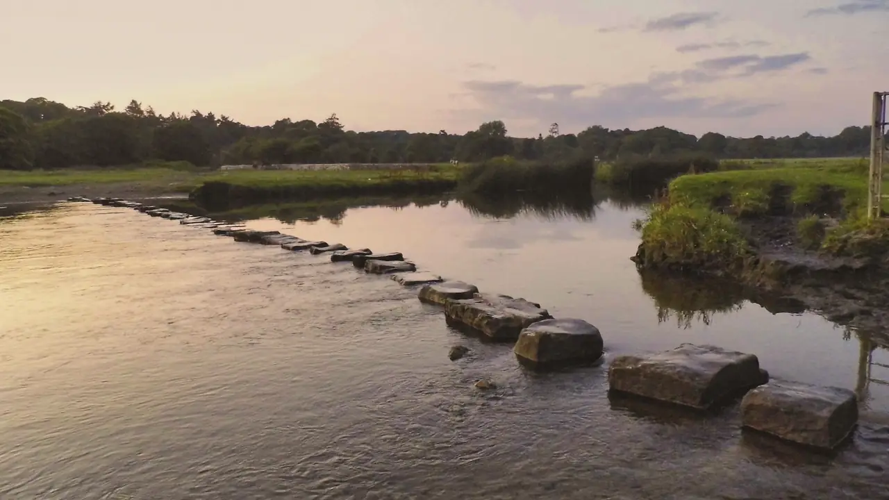 Stapstenen in het water