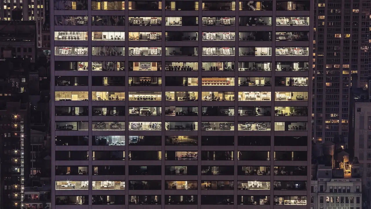 Flatgebouw met verlichte ramen in de nacht
