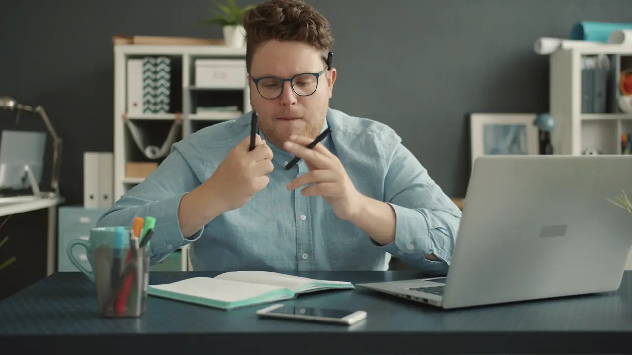 Man in gedachten aan een bureau
