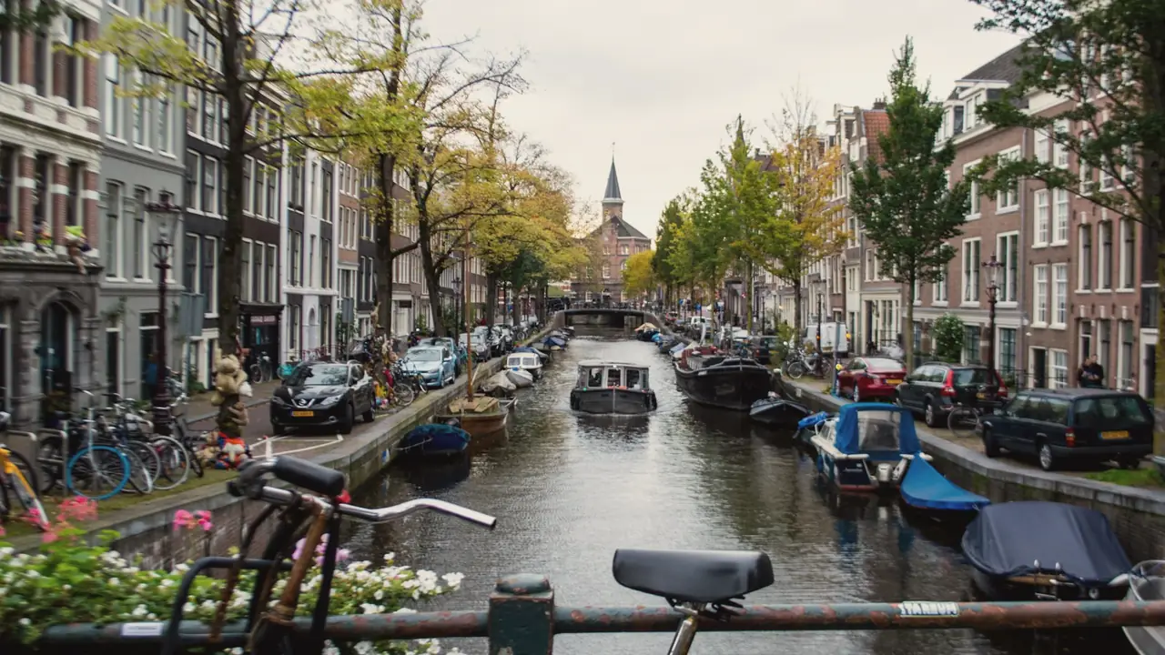 Grachten met fietsen in Amsterdam