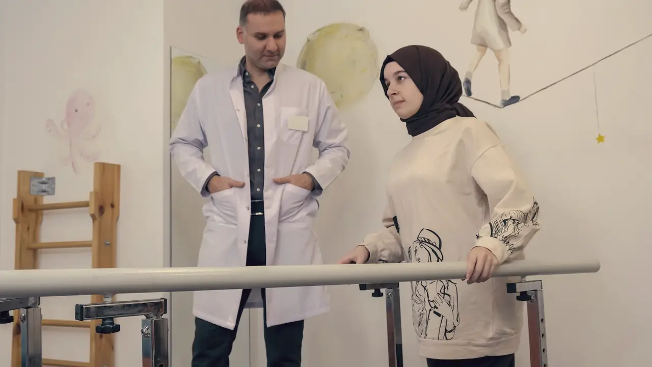 Arts en patiënt in een behandelruimte