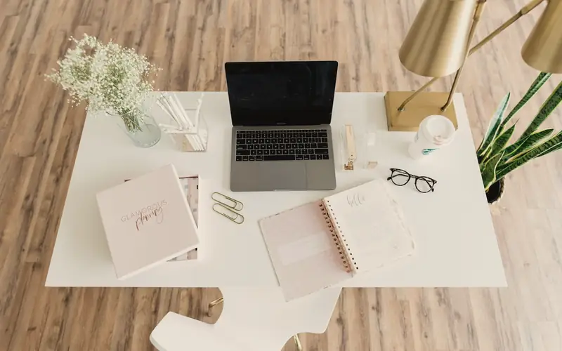 Opgeruimd bureau met laptop