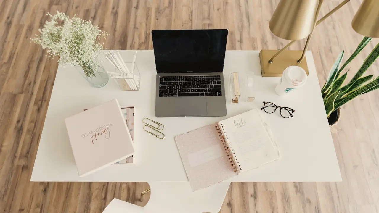 Opgeruimd bureau met laptop