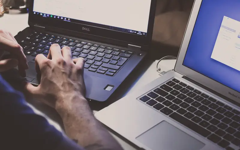 Handen op het toetsenbord van een laptop