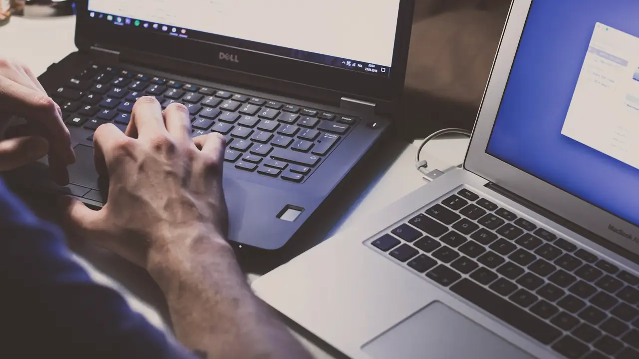 Handen op het toetsenbord van een laptop