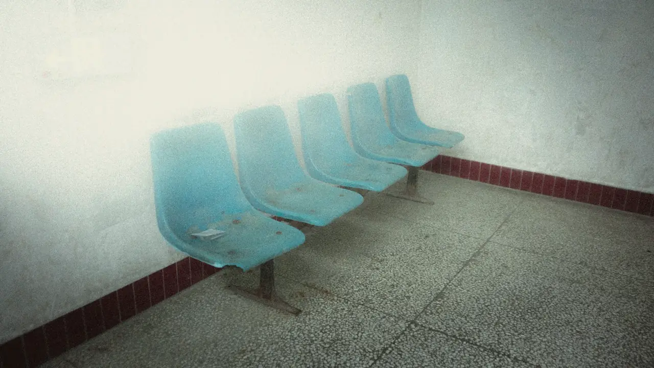 Stoelen in een wachtruimte