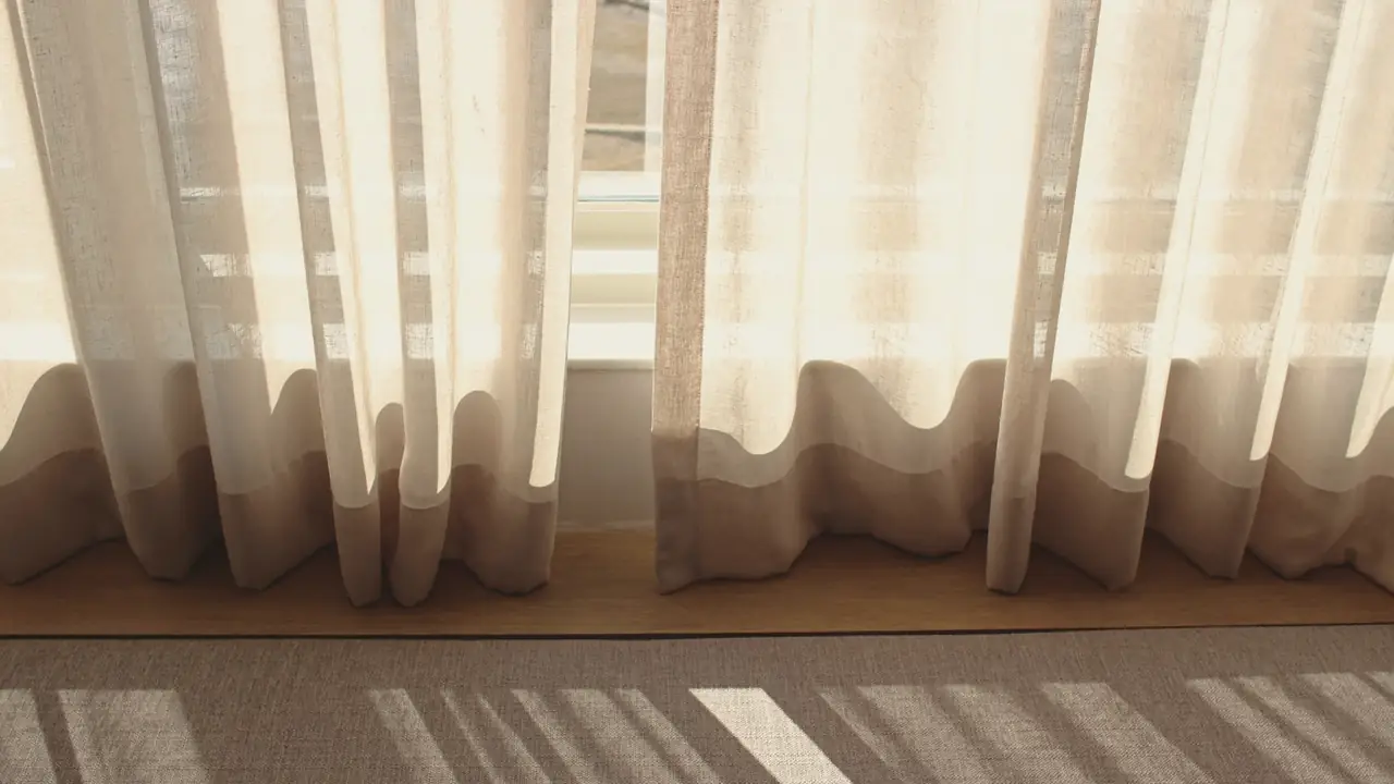 Vrouw met haar handen tegen haar gezicht bij hoofdpijn