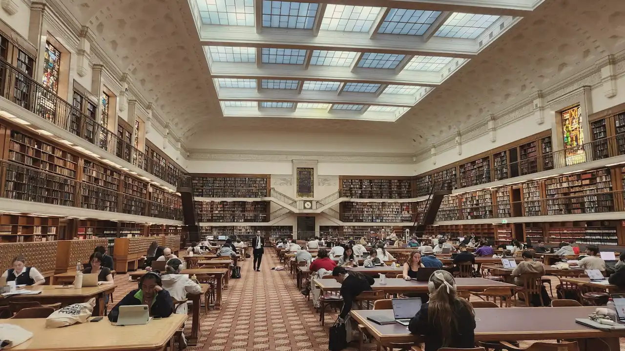Grote leeszaal van een bibliotheek