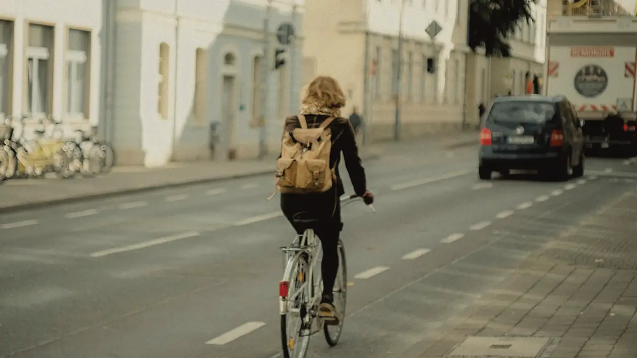 Fietser op weg door de stad
