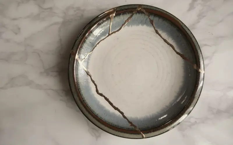 Kom gerepareerd met goud, volgens de kintsugi-techniek