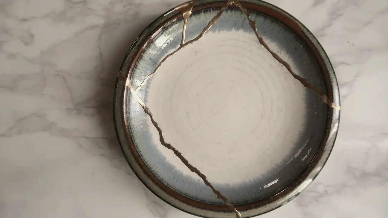 Kom gerepareerd met goud, volgens de kintsugi-techniek