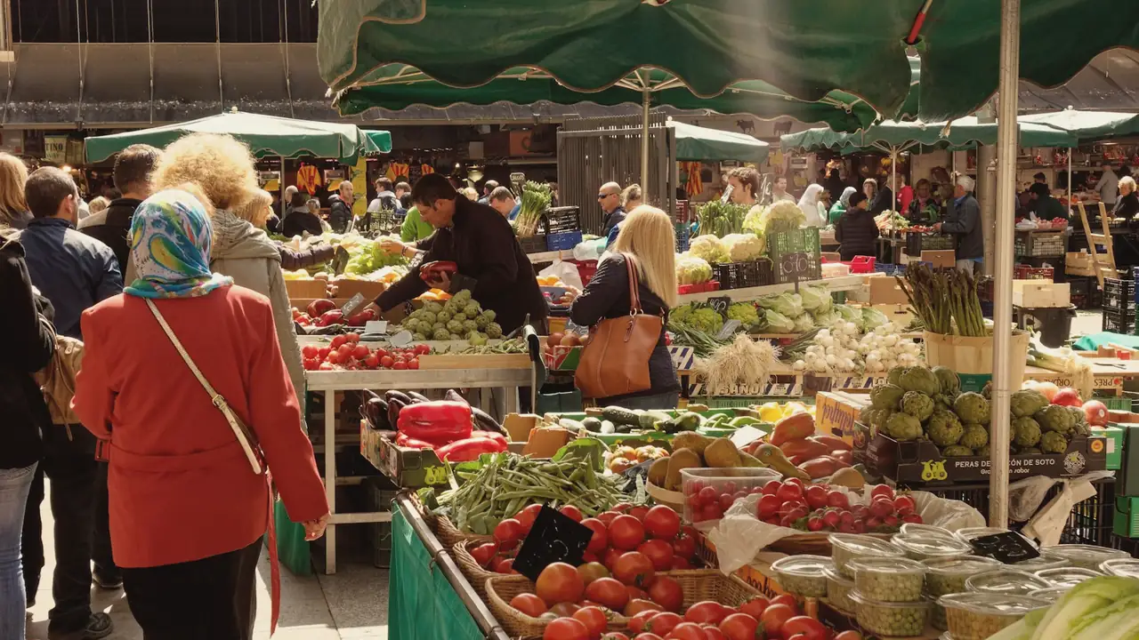 Marktkraam met groente en fruit