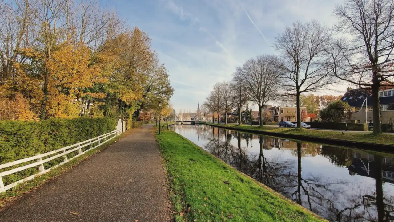 Wandelpad langs het water in de herfst