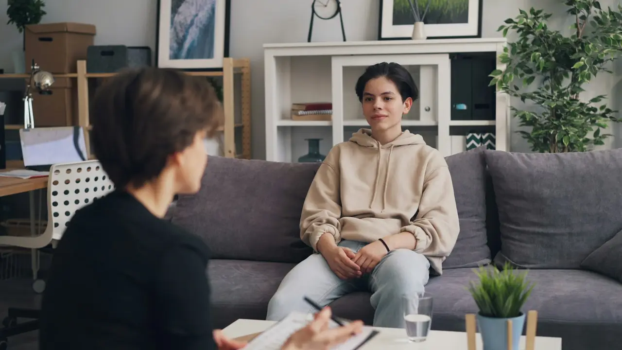 Gesprek tussen een psycholoog en een cliënt op een bank