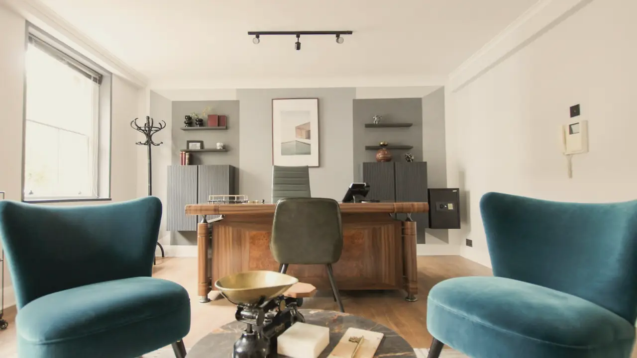 Rustige spreekkamer met twee stoelen