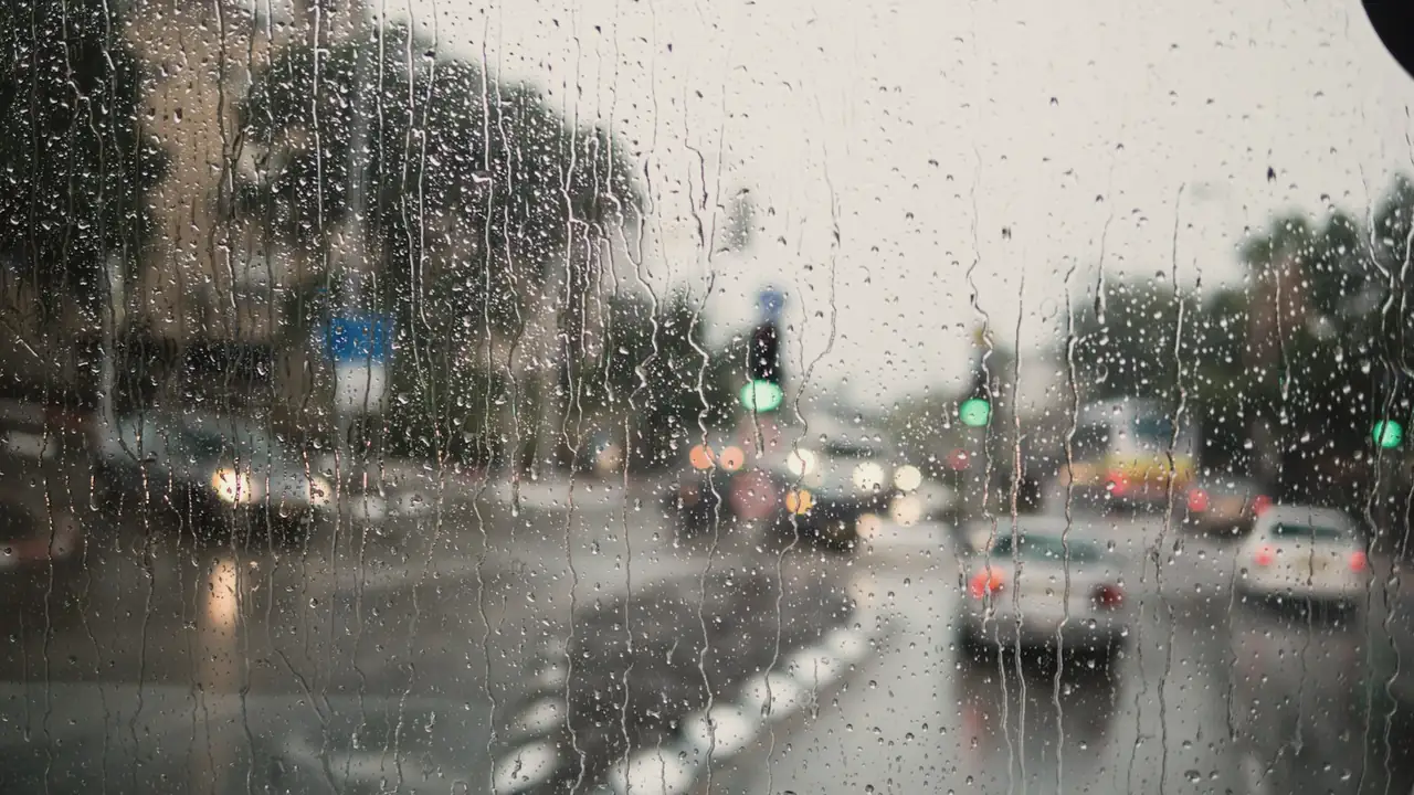 Regen op de voorruit van een auto