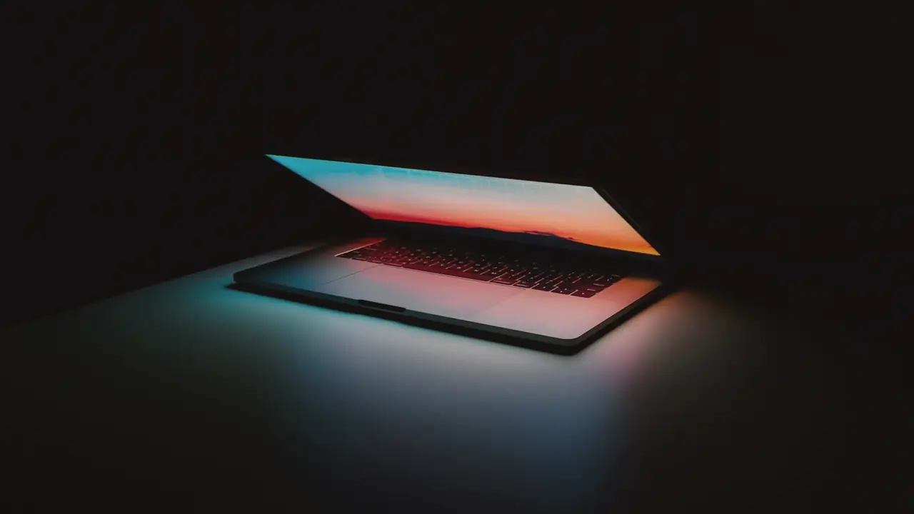 Laptop die 's avonds in het donker openstaat